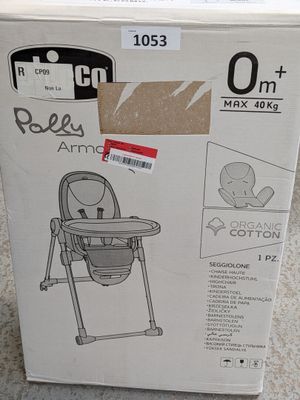 emballage d'une chaise haute pour bébé, avec un carton posé par terre