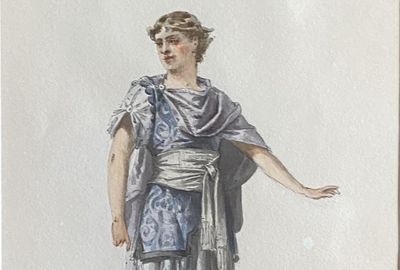 tableau représentant une femme en robe bleue, un châle autour du cou
