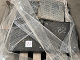 un tas de matériel électronique emballé dans du plastique, posé sur une palette
