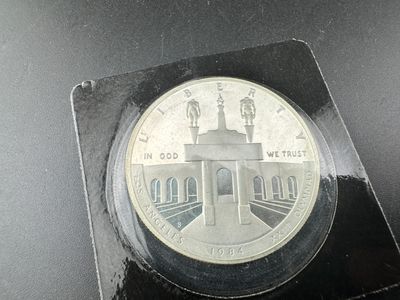 une pièce d'argent sur laquelle est représenté un bâtiment
