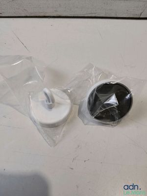 deux rouleaux de papier toilette et un gobelet en plastique posés sur une table