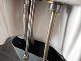 une photo d'une salle de bains avec un lavabo et des toilettes