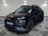 une photo d'un 4x4 noir garé dans un garage