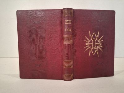 un vieux livre rouge surmonté d'une étoile dorée