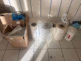 de nombreux rouleaux de papier toilette par terre, à côté des cartons