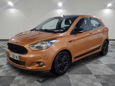 La Ford Karo orange est garée dans une pièce au sol carrelé