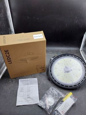 une boîte et un colis contenant du matériel électronique posés par terre