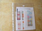 une photo d'un classeur sur lequel sont collés de nombreux timbres