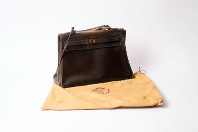 un sac marron posé sur un sac jaune