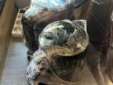 de nombreux articles emballés dans du plastique sur le comptoir