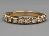 Gros plan sur une bague en or ornée de diamants