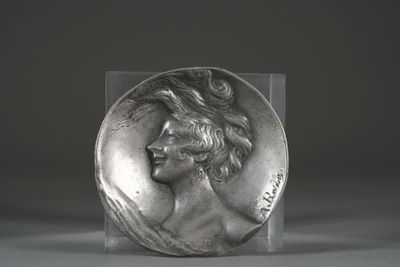 VIDE POCHE / cendrier à décor en relief d'un portrait de jeu…