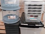 de nombreux conteneurs en plastique posés sur une palette dans un entrepôt