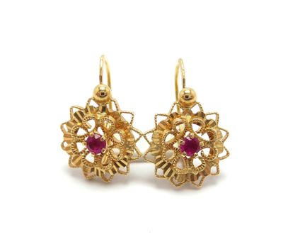 une paire de boucles d'oreilles en or ornées de rubis
