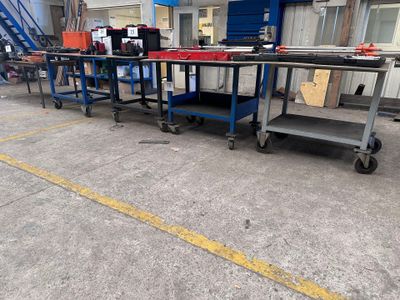 une table sur laquelle sont posées plusieurs caisses, dans un entrepôt