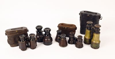 beaucoup de vieilles bouteilles posées sur une table