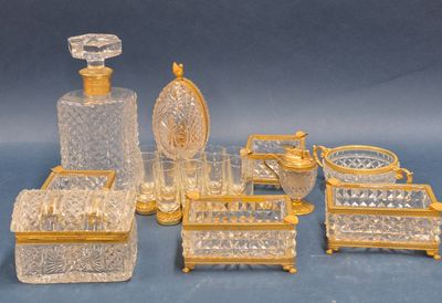 un grand nombre d'objets en verre posés sur une table