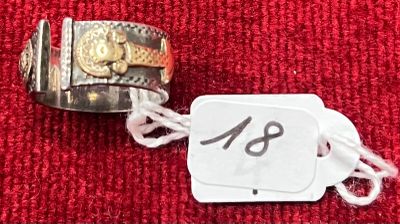 une bague en argent ornée d'un aigle en or