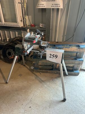 une machine posée sur une table dans une pièce