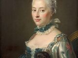 portrait d'une femme en robe bleue avec un chien noir