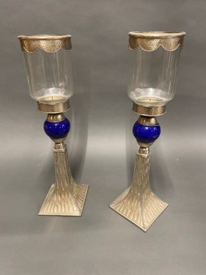 paire de bougeoirs en verre argenté et bleu, sur socle