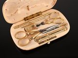 une trousse contenant des ciseaux, des ciseaux et d'autres objets
