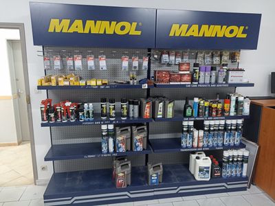 de nombreux articles à vendre sur les étagères du magasin