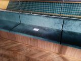 un banc avec une pancarte fixée à l'arrière