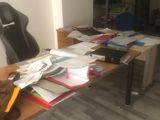 un bureau avec une chaise et une guitare posée dessus