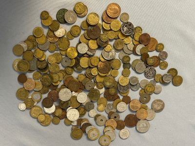 un lot de pièces de monnaie sur une table