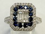 une photo d'une bague sertie d'un diamant et d'un saphir