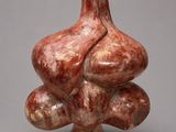 un gros plan d'un vase posé sur une table, sur fond gris