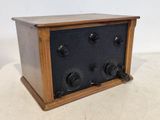 une radio à l'ancienne posée sur une table blanche