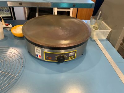 Une crêpière ROLLER GRILL Lieu : SUR DESIGNATION AUCHAN MART…