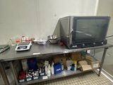 une photo d'une cuisine avec un micro-ondes et un plan de travail