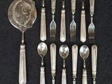 beaucoup de cuillères, de fourchettes et une cuillère sur la table