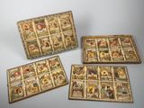 trois plateaux en bois ornés d'images religieuses, posés sur une table