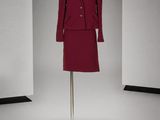 une photo représentant une robe rouge et un manteau à col de fourrure sur un mannequin