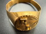 une image représentant une bague en or sur laquelle figure le portrait d'un homme