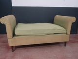 un canapé sur lequel est posé un coussin, dans une pièce