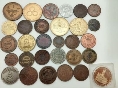 un lot de pièces de monnaie posées sur une table