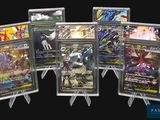 de nombreux types de cartes Pokémon exposées
