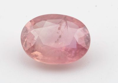 un saphir rose sur un fond blanc