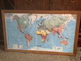 une photo d'une carte du monde encadrée