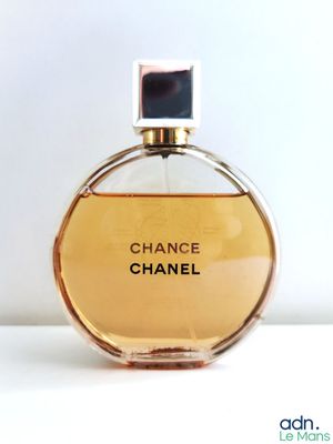 gros plan d'un flacon de parfum sur une table