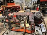 une photo d'une machine dans un atelier, entourée d'autres machines