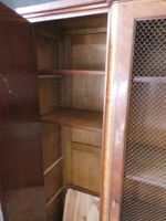Bibliothèque en trois parties, porte centrale grillagée, en … (photo 6)