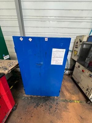 une armoire bleue au milieu d'une pièce