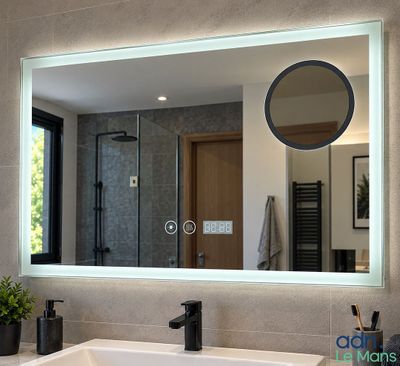 une salle de bains équipée d'un lavabo, d'un miroir et d'une douche