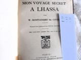 un livre sur lequel est posé un marque-page bleu